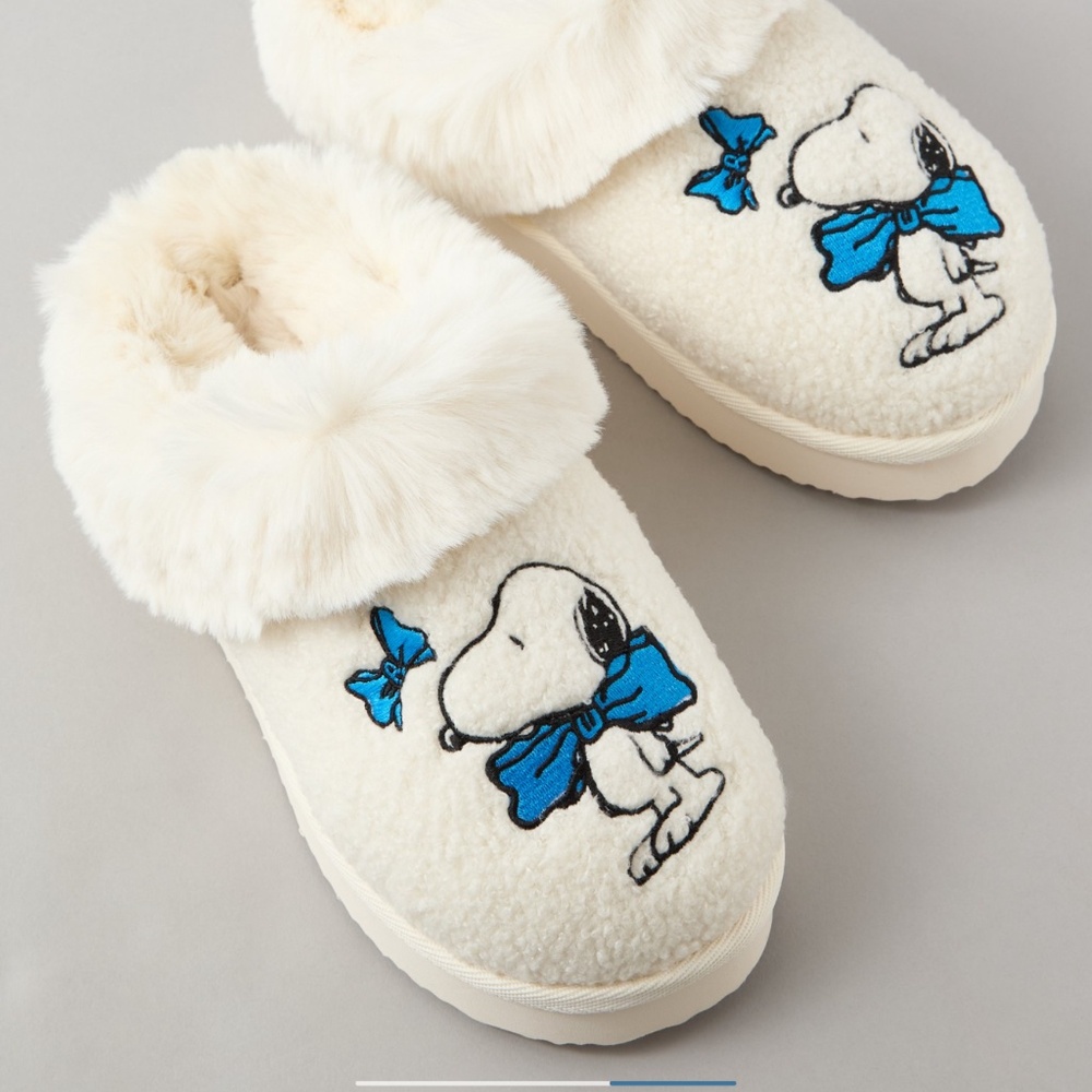 AE American Eagle Snoopy Bow Scuff Slippers - women’s 7